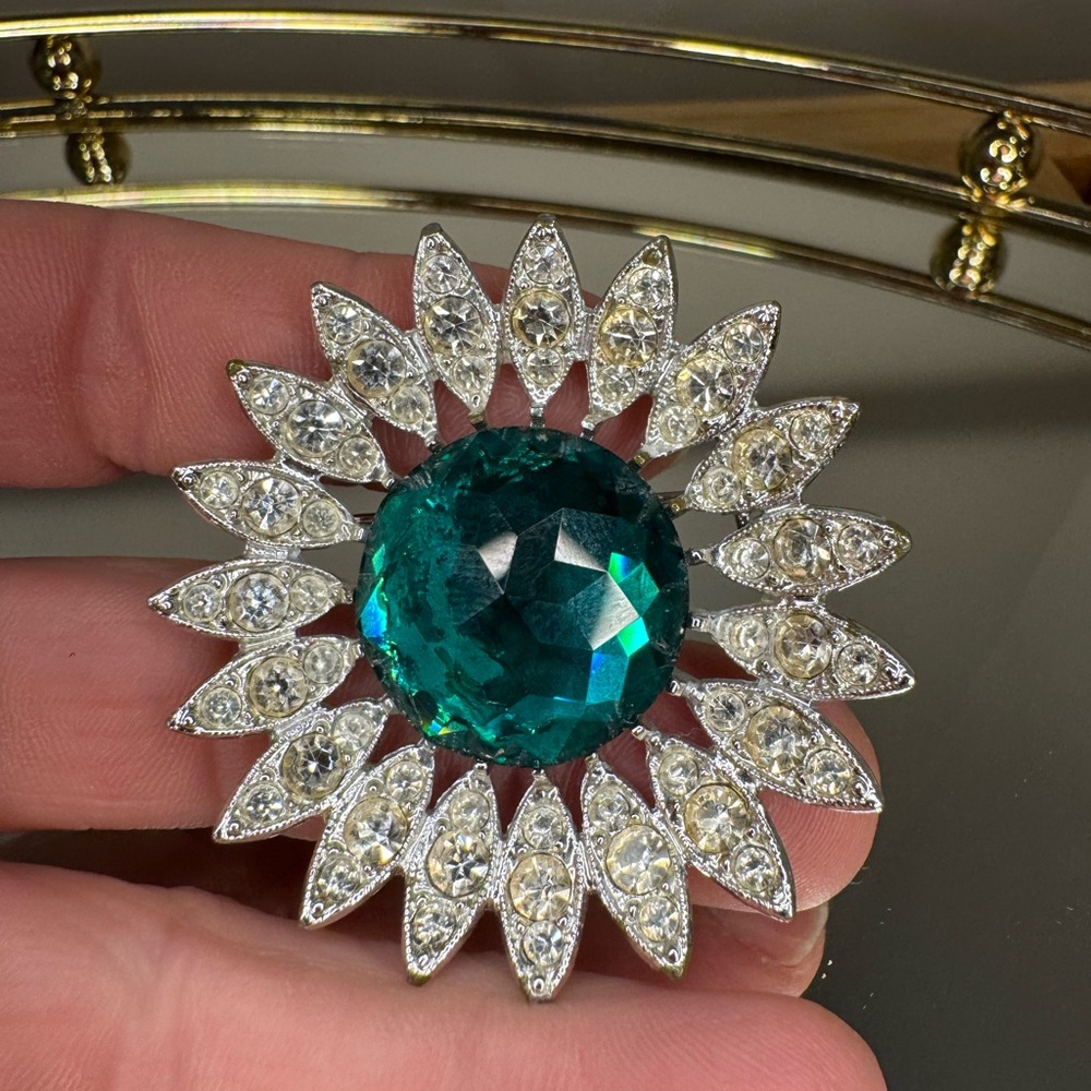 Vintage Green rhinestone surrounded by starburst pattern Brooch Sarah Coventry